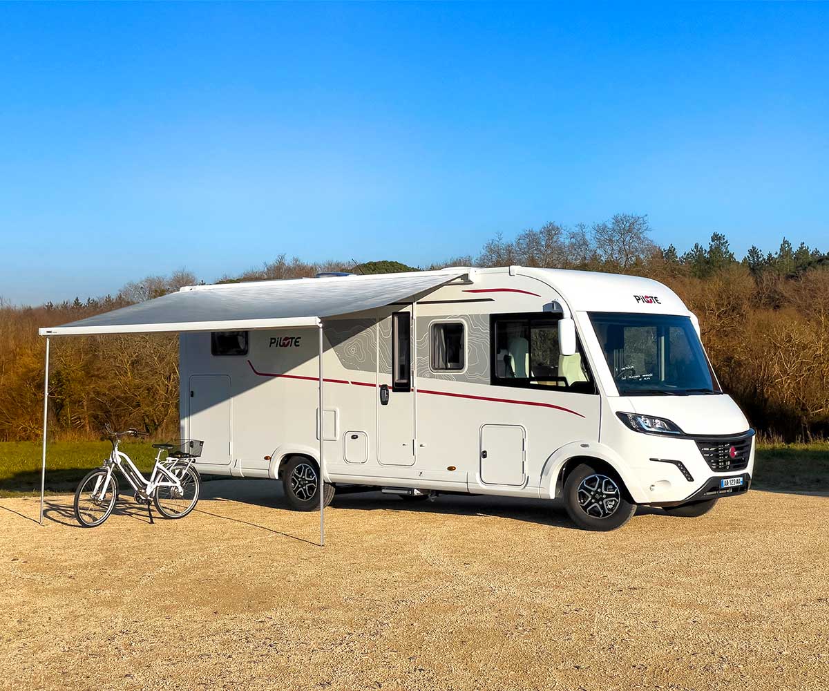 Camping-car intégral G720FGJ Sélection Pilote vu de côté, store banne déplié.