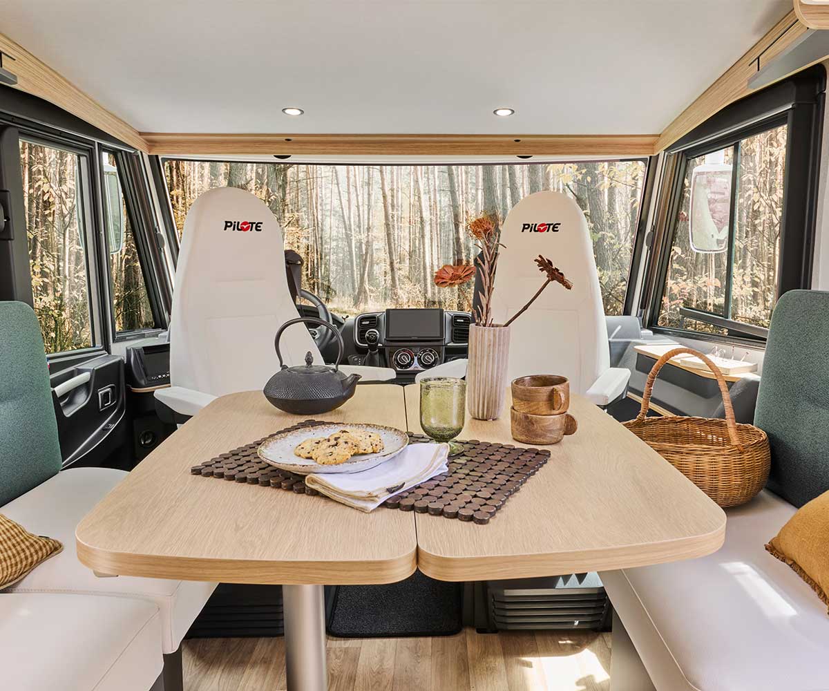 Salon du camping-car intégral G740FGJ Pilote.