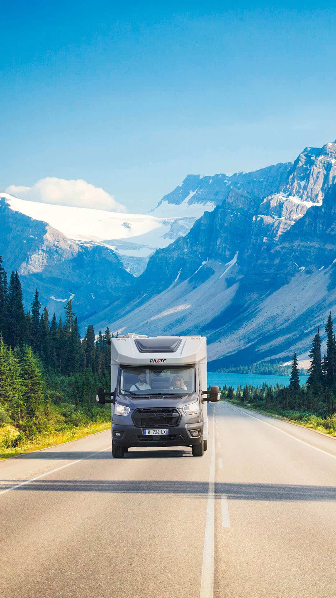 Camping-car profilé étroit Pilote sur une route de montagne, entre sapin,
