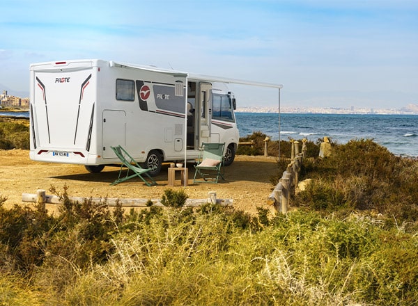 Camping-car intégral Pilote à l'étaê sur un emplacement de bord de mer, sur la côte Altantique.