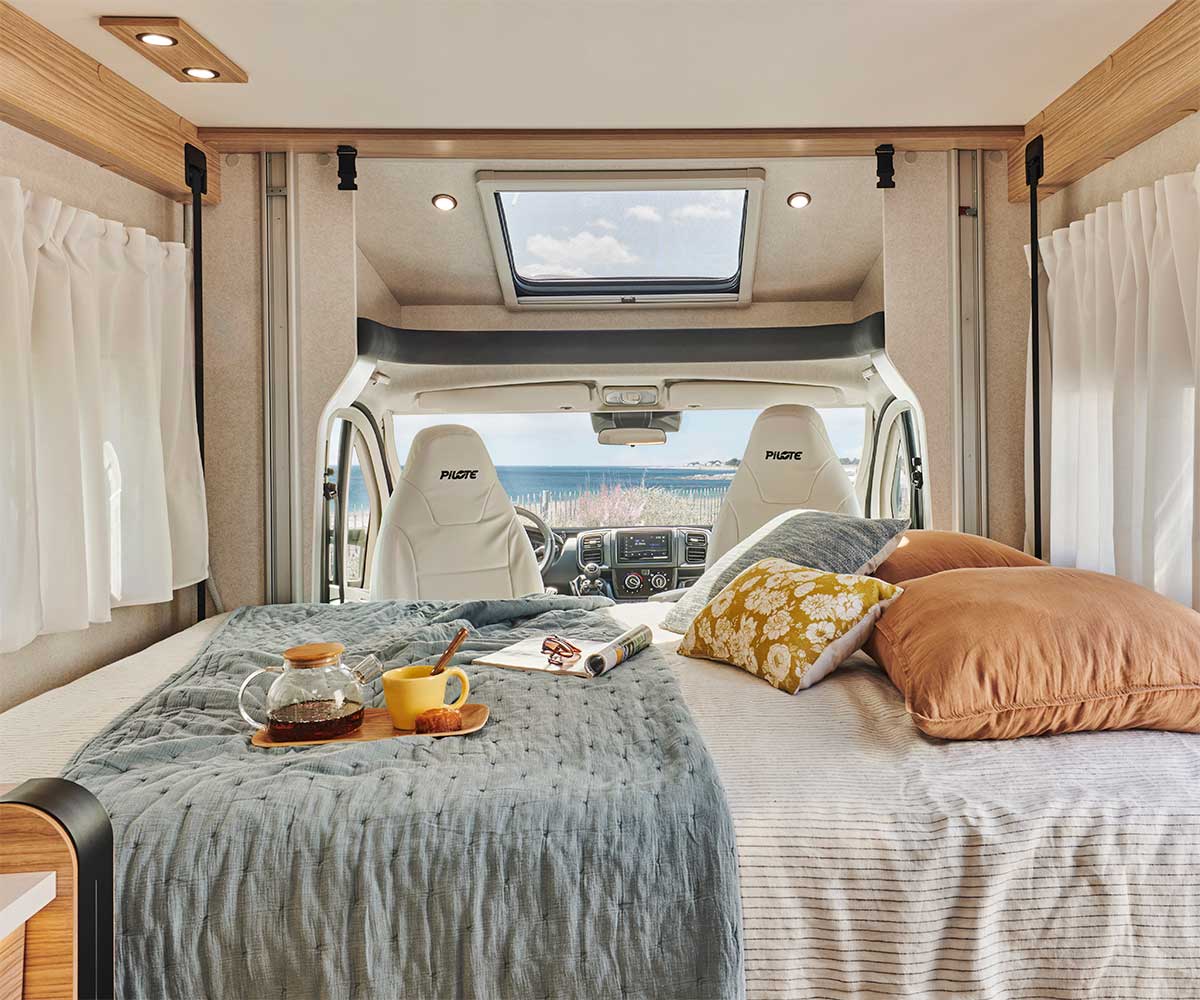 Lit de pavillon dans le salon du camping-car profilé P690D Pilote.