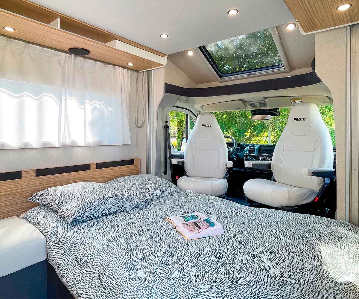 Lit de pavillon dans le salon du camping-car profilé P690D Pilote.