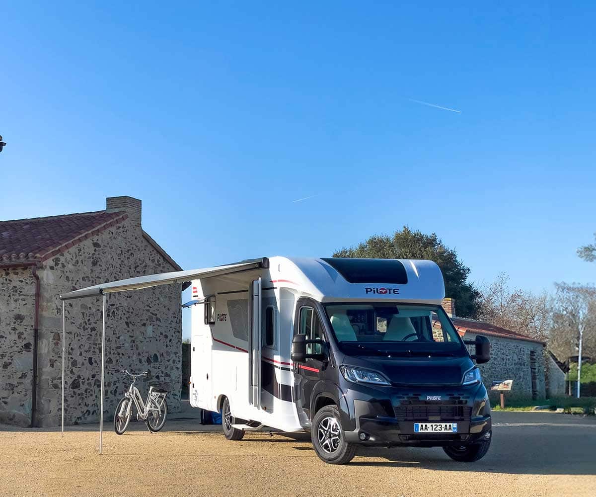 Camping-car profilé P720FC Sélection Pilote vu de de trois quarts face.