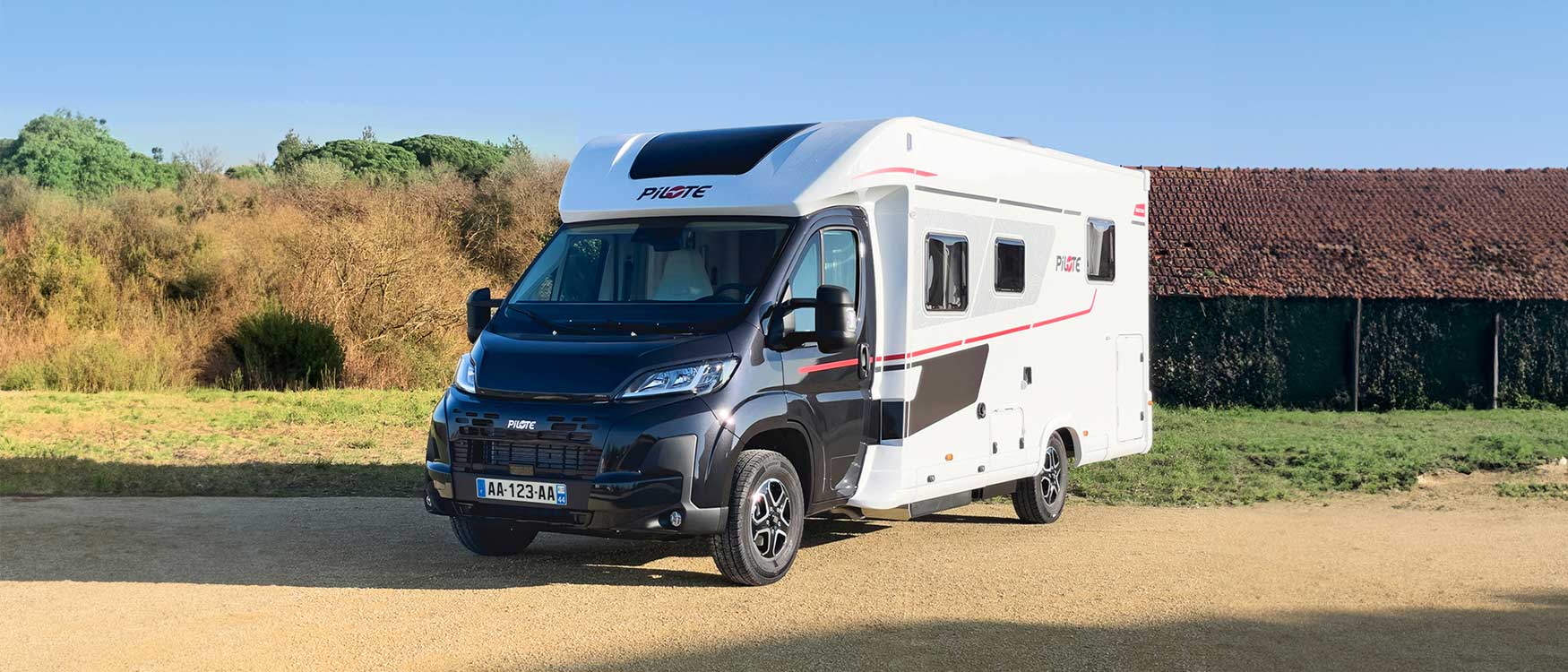 Camping-car profilé P720FC Sélection Pilote vu de de trois quarts face, côté droit.