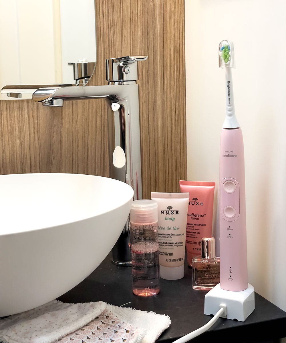 Brosse à dents électriques rechargeant dans la salle d'eau du camping-car profilé P720FC Sélection Pilote.