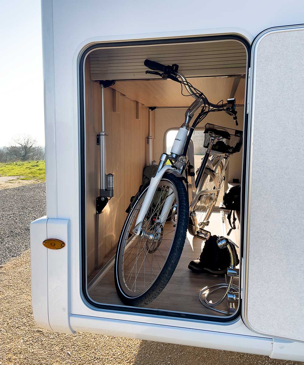Soute du camping-car profilé P720FC Sélection Pilote, en position haute.