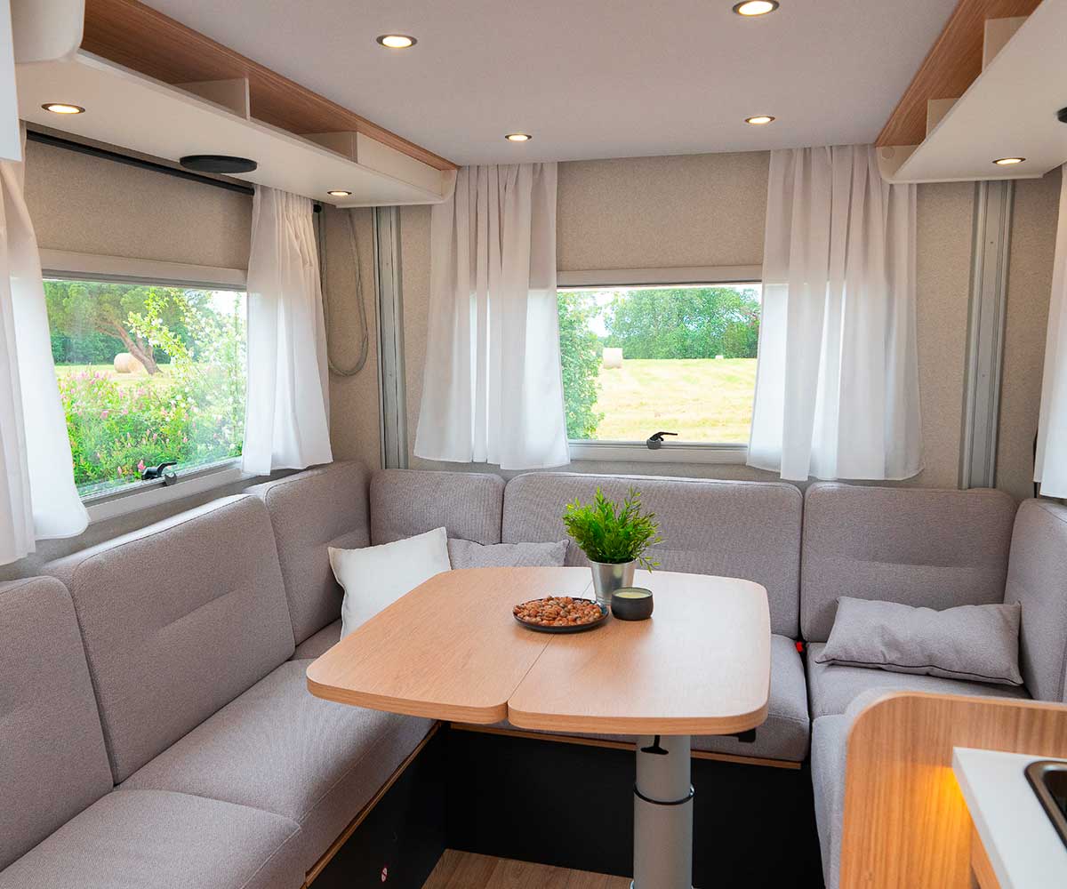 Salon en U du camping-car profilé P720U Pilote.