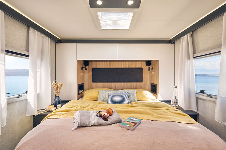 Chambre avec lit central d'un camping-car intégral Pilote G740FC
