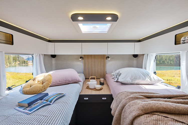 Chambre avec lits jumeaux d'un camping-car intégral Pilote G781FGJ