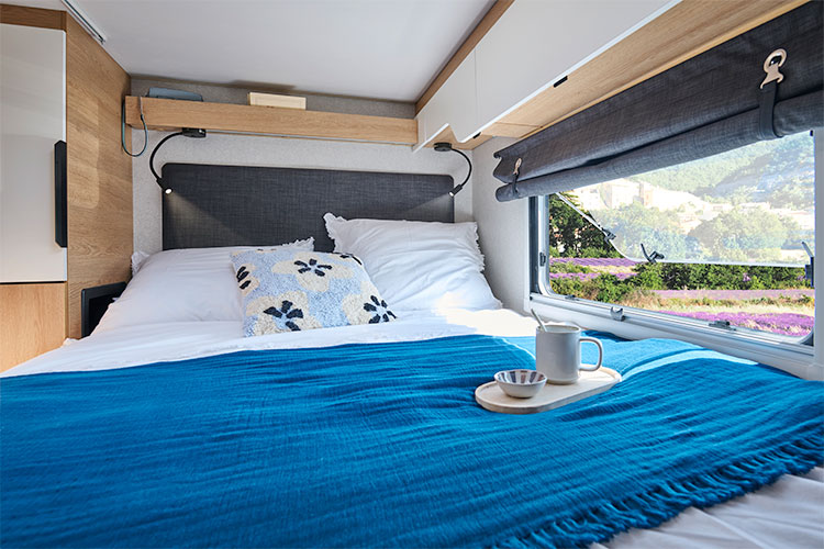 Chambre d'un camping-car profilé compact Pilote A630G
