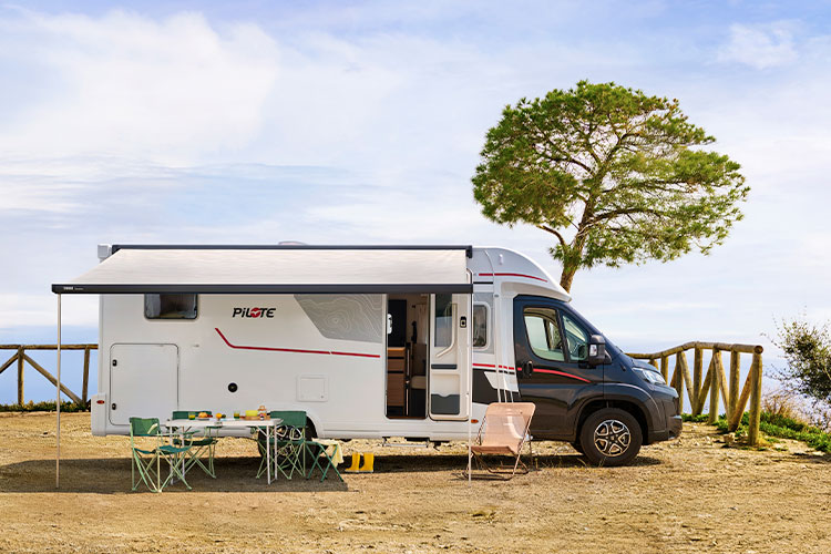 camping-car profilé Pilote à l'arrêt avec son store banne déplié