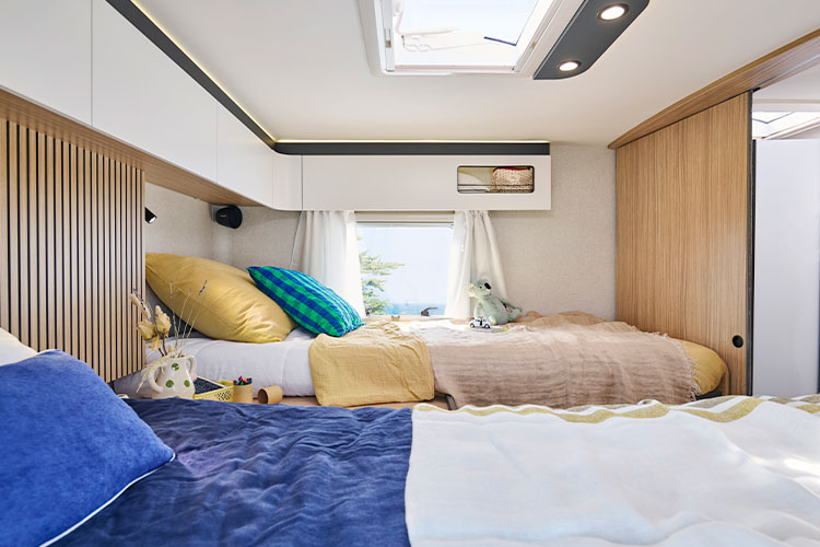 Chambre avec lits jumeaux d'un camping-car profilé Pilote P740FGJ