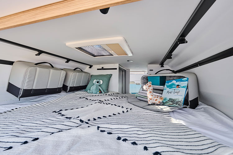 Vue sur le lit de la chambre du fourgon aménagé Pilote V630S