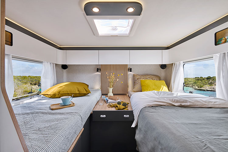 Chambre avec lits jumeaux d'un camping-car intégral Pilote G720FGJ