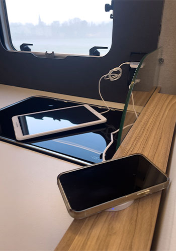 Téléphones en train de charger dans la cuisine d'un camping-car Pilote